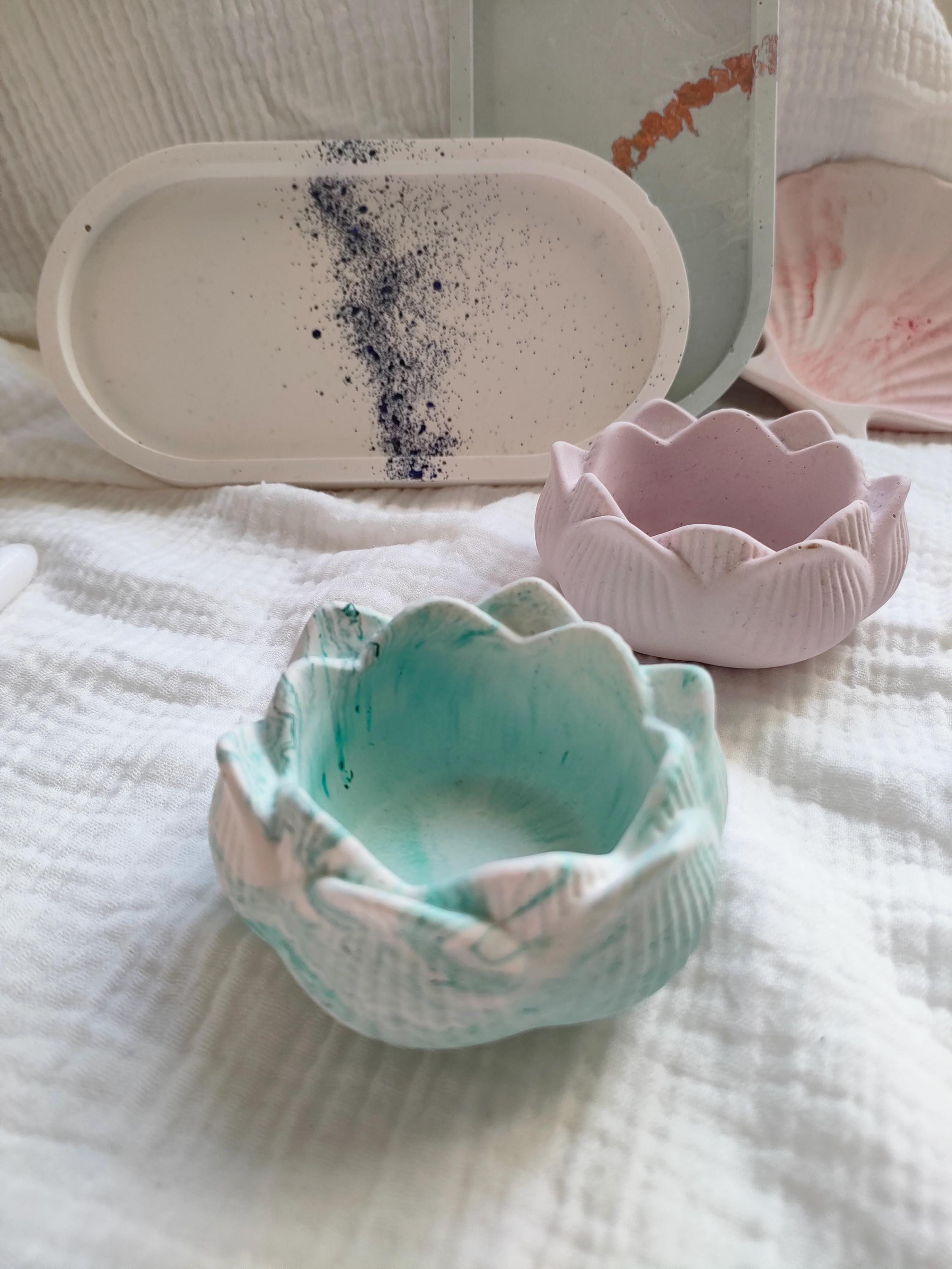 Lotus flower candle holder in eco resin or Jesmonite, decorative handmade candle holder, minimalist floral design