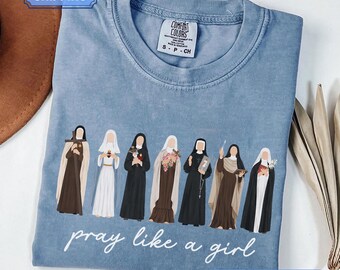 Camiseta de Comfort Colors con diseño de santo católico: Reza como una niña. Camiseta cristiana.