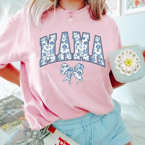 Camiseta Comfort Colors® para mamá, camiseta con lazo azul, regalo para el Día de la Madre, regalo con estética femenina para mamá, linda camiseta para mamá, camiseta con lazo, camiseta de estilo chinoiserie. imagen 7