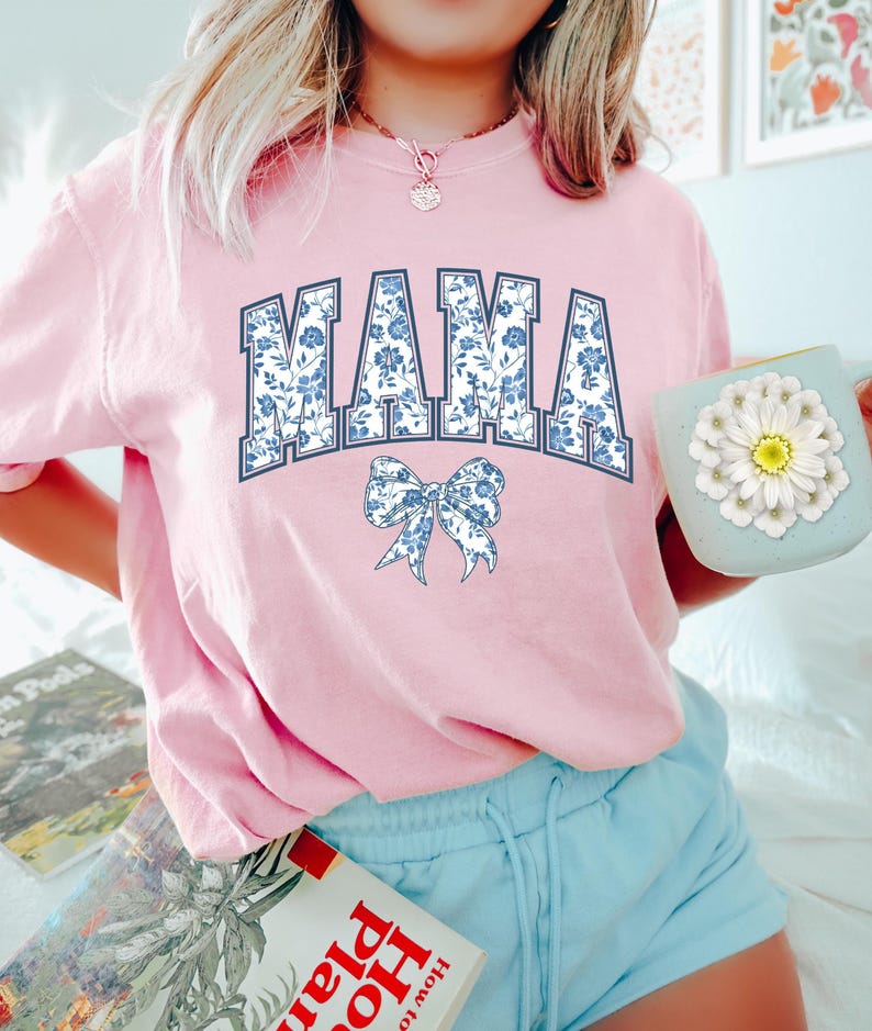 Camiseta Comfort Colors® para mamá, camiseta con lazo azul, regalo para el Día de la Madre, regalo con estética femenina para mamá, linda camiseta para mamá, camiseta con lazo, camiseta de estilo chinoiserie. imagen 7