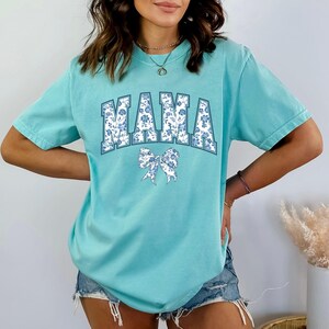 Camiseta Comfort Colors® para mamá, camiseta con lazo azul, regalo para el Día de la Madre, regalo con estética femenina para mamá, linda camiseta para mamá, camiseta con lazo, camiseta de estilo chinoiserie. imagen 8