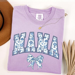 Camiseta Comfort Colors® para mamá, camiseta con lazo azul, regalo para el Día de la Madre, regalo con estética femenina para mamá, linda camiseta para mamá, camiseta con lazo, camiseta de estilo chinoiserie. imagen 5