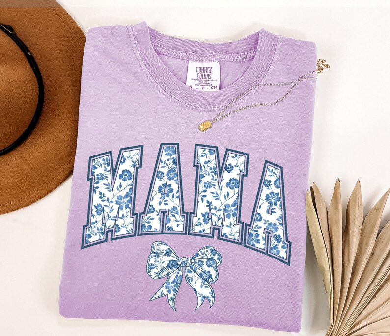 Camiseta Comfort Colors® para mamá, camiseta con lazo azul, regalo para el Día de la Madre, regalo con estética femenina para mamá, linda camiseta para mamá, camiseta con lazo, camiseta de estilo chinoiserie. imagen 5