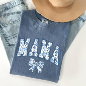 Camiseta Comfort Colors® para mamá, camiseta con lazo azul, regalo para el Día de la Madre, regalo con estética femenina para mamá, linda camiseta para mamá, camiseta con lazo, camiseta de estilo chinoiserie. imagen 2