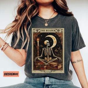 Comfort Colors® The Reader Tarot Karten Shirt, Unisex Tarot Karten Shirt, Buch Liebhaber Geschenk, Leseratte Geschenk, Tarot Liebhaber Geschenk