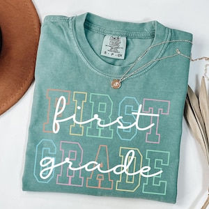 Camiseta para professor da primeira série Comfort Colors®, camiseta para professor da primeira série, camiseta da primeira série, camiseta da primeira série, escola primária, camiseta para professor