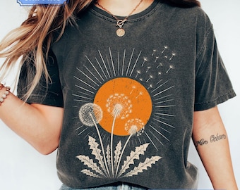 Camiseta Dandelion Sun, camiseta gráfica boho de talla grande y cómoda en colores suaves.