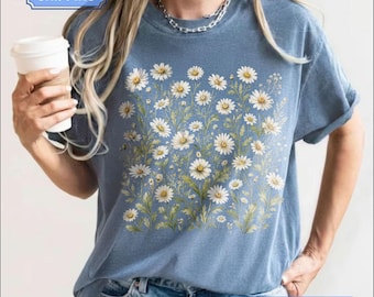 Camiseta con margaritas y colores cómodos, camiseta con flores silvestres, camiseta floral estilo cottagecore, camiseta botánica, camiseta con estética natural, regalo de flores para abril