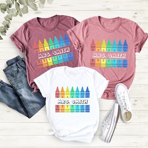 Aangepast leraarsshirt, terug naar school-shirt, shirt kleuteronderwijs, gepersonaliseerde naam leraar shirt, kleurpotlood leraar shirt