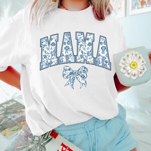 Camiseta Comfort Colors® para mamá, camiseta con lazo azul, regalo para el Día de la Madre, regalo con estética femenina para mamá, linda camiseta para mamá, camiseta con lazo, camiseta de estilo chinoiserie. imagen 6