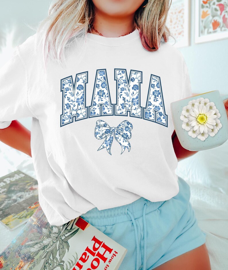 Camiseta Comfort Colors® para mamá, camiseta con lazo azul, regalo para el Día de la Madre, regalo con estética femenina para mamá, linda camiseta para mamá, camiseta con lazo, camiseta de estilo chinoiserie. imagen 6