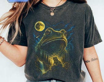Camiseta de rana aullando a la luna, camiseta gráfica de animales con luna llena de los 90, regalo retro para amantes de la naturaleza, camiseta cottagecore de ranas y vida en el estanque del bosque