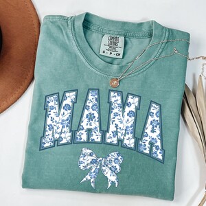 Camiseta Comfort Colors® para mamá, camiseta con lazo azul, regalo para el Día de la Madre, regalo con estética femenina para mamá, linda camiseta para mamá, camiseta con lazo, camiseta de estilo chinoiserie. imagen 4
