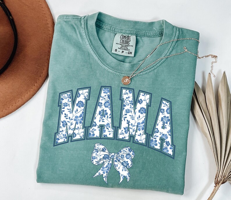 Camiseta Comfort Colors® para mamá, camiseta con lazo azul, regalo para el Día de la Madre, regalo con estética femenina para mamá, linda camiseta para mamá, camiseta con lazo, camiseta de estilo chinoiserie. imagen 4