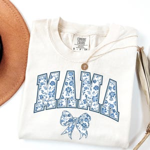 Camiseta Comfort Colors® para mamá, camiseta con lazo azul, regalo para el Día de la Madre, regalo con estética femenina para mamá, linda camiseta para mamá, camiseta con lazo, camiseta de estilo chinoiserie. imagen 3