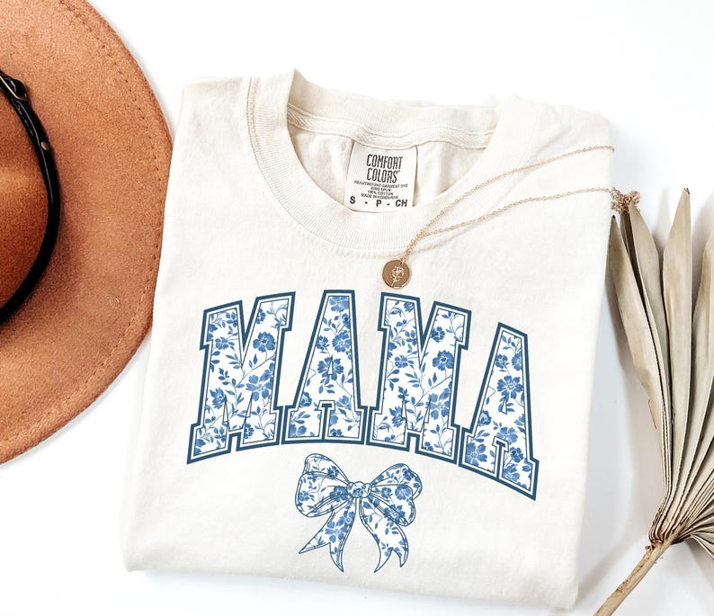 Camiseta Comfort Colors® para mamá, camiseta con lazo azul, regalo para el Día de la Madre, regalo con estética femenina para mamá, linda camiseta para mamá, camiseta con lazo, camiseta de estilo chinoiserie. imagen 3