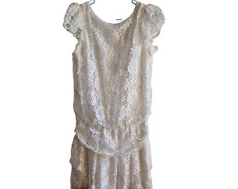 Vestido vintage de encaje de los años 80 con cintura baja y volantes de Seneca New York, talla junior 4/6 (EE. UU.), color blanco.