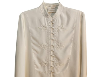 Blusa vintage Christie & Jill color crema con cuello mandarín bordado y botones de perlas, talla M.
