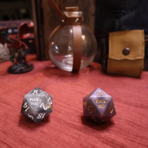 Chonk D20 F Word anpassbar für das Sharp TTRPG-Rollenspiel