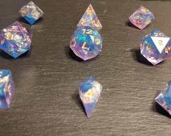 Ensemble 9 Dés Cobalt Supernova Sharp pour Jeu de Rôle TTRPG 2*D20/D12/D10/D%(D100)/D8/D6/D4 Pyramide/D4 Crystal Gemme