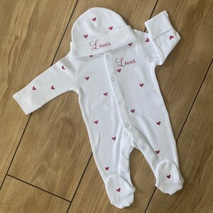 Ensemble pour naissance pyjama et bonnet bébé personnalisé petit coeur image 2