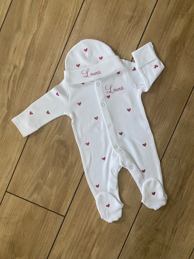 Ensemble pour naissance pyjama et bonnet bébé personnalisé petit coeur image 2