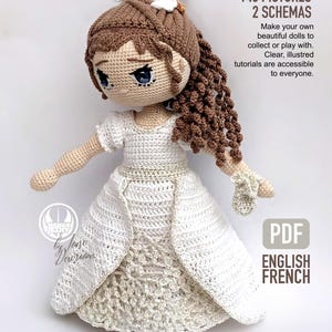 以下が含まれることがあります： 茶色の髪、白いドレス、白いヘアアクセサリーを身に着けたかぎ針編みのアミグルミ人形。テキスト：CROCHET TUTORIAL, 38 PAGES, 146 PICTURES, 2 SCHEMAS, PDF, ENGLISH, FRENCH, AMIGURUMI DOLL, Bridgerlon inspiration, Maman Jedi by Jane Devreaux.