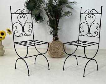 Set van MAROKKAANSE IJZEREN STOELEN - Handgemaakte handbeschilderde ijzeren kruk - Comfortabele smeedstoel voor buiten met witte kussens, patroon uit het midden van de eeuw
