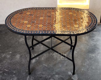 Mesa ovalada de mosaico hecha a mano y personalizable - Juego de vajilla con incrustaciones de azulejos de terracota color miel - Muebles de jardín elípticos personalizados - Arte en azulejos únicos