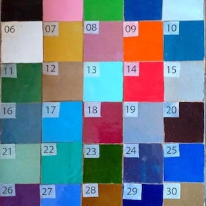 Pode incluir: Uma grelha de 30 pequenos azulejos de cer&acirc;mica em v&aacute;rias cores, incluindo preto, rosa, verde, azul, branco, amarelo, castanho, vermelho, laranja e cinzento. Os azulejos s&atilde;o numerados de 1 a 30.