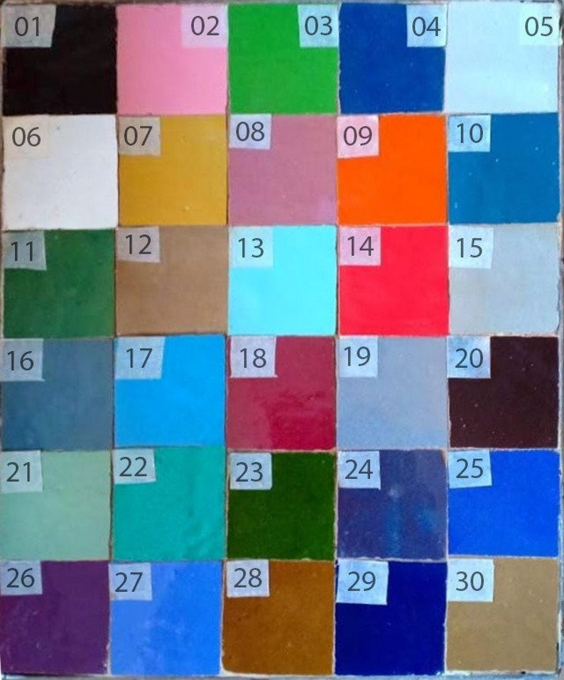 Pode incluir: Uma grelha de 30 pequenos azulejos de cer&acirc;mica em v&aacute;rias cores, incluindo preto, rosa, verde, azul, branco, amarelo, castanho, vermelho, laranja e cinzento. Os azulejos s&atilde;o numerados de 1 a 30.
