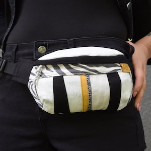 Uniek geüpcycled heuptasje, veelkleurige buiktas, kleine kleurrijke heuptas, denim heuptasje