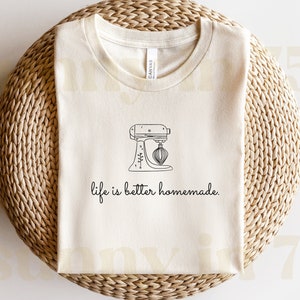La vida es mejor diseño de camiseta casera, camiseta de ama de casa, pan de masa madre png, panadero png, regalos para panaderos, etiqueta de vela, sublimación png sig