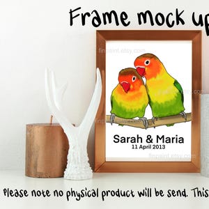 Peut inclure: Impression numérique de deux inséparables perchés sur une branche. Les oiseaux sont jaunes, orange et verts. Le texte "Sarah & Maria 11 avril 2013" est sous les oiseaux.