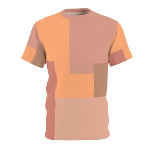 K&ouml;nnte beinhalten: Ein T-Shirt mit kurzen &Auml;rmeln und einem geometrischen Muster in Orange-, Pfirsich- und Braunt&ouml;nen.
