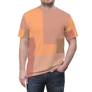 K&ouml;nnte beinhalten: Ein T-Shirt mit kurzen &Auml;rmeln und einem geometrischen Muster in Orange-, Pfirsich- und Braunt&ouml;nen.