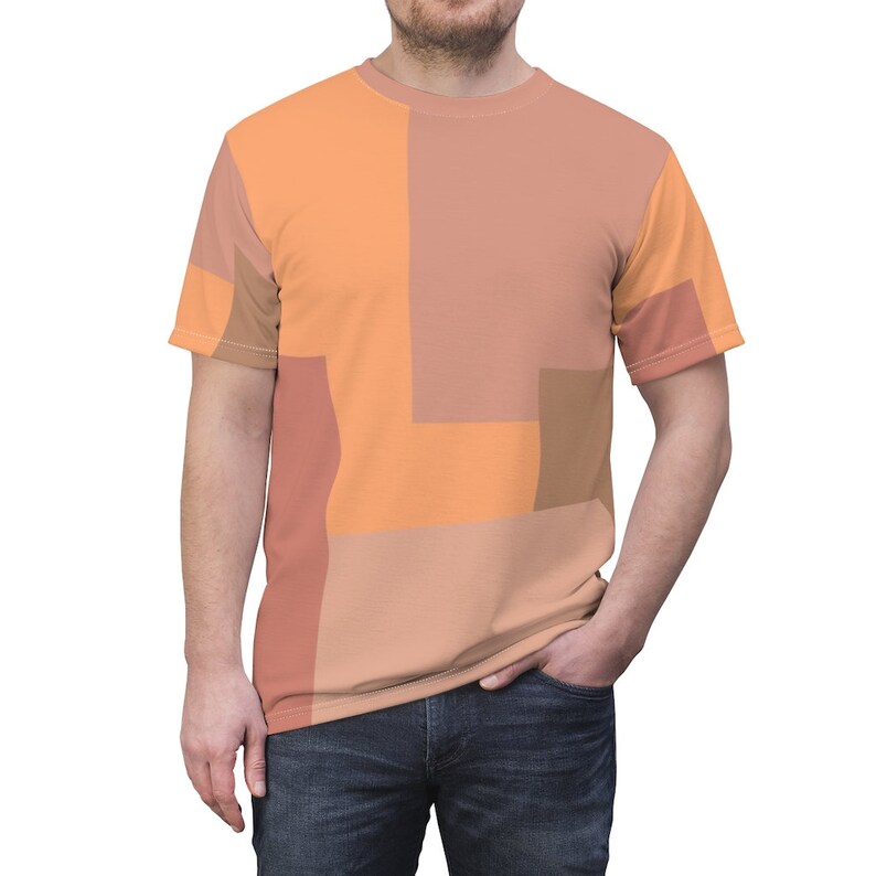 K&ouml;nnte beinhalten: Ein T-Shirt mit kurzen &Auml;rmeln und einem geometrischen Muster in Orange-, Pfirsich- und Braunt&ouml;nen.