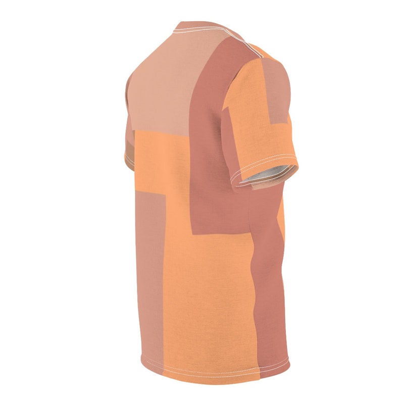 K&ouml;nnte beinhalten: Ein T-Shirt mit kurzen &Auml;rmeln und einem geometrischen Muster in Orange- und Braunt&ouml;nen.