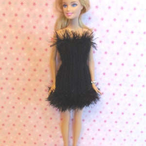 Handgestricktes Schaufensterpuppen-Abendkleid