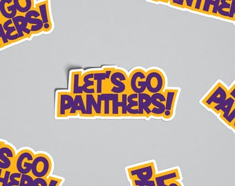 Op de afbeelding: Vijf gele en paarse stickers met de tekst "Let's Go Panthers!" op een grijze achtergrond.