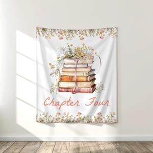 Puede incluir: Tapiz blanco con una ilustración de acuarela de una pila de libros atados con una cinta rosa y adornados con flores. El texto "Chapter Four" está escrito en una suave fuente rosa.