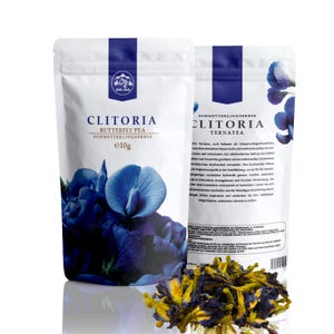 Könnte beinhalten: Eine Packung Clitoria Ternatea Schmetterlingserbse Tee, auch bekannt als "Butterfly Pea" auf Englisch. Die Packung ist weiß mit blauen Akzenten und zeigt ein Nahaufnahmebild der blauen Schmetterlingserbsenblüten. Die Rückseite der Packung enthält Informationen über den Tee auf Deutsch.