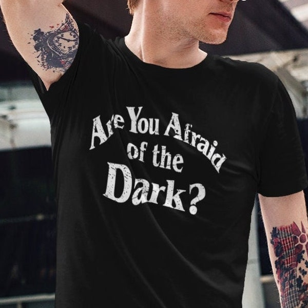 Are You Afraid of the Dark T-Shirt - Halloween Horror 90er Jahre Shirt - Classic, Premium, Damen- Unisex Shirt - Horror, Sci-fi, Retro, Vinatge