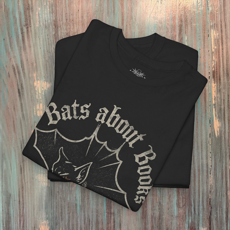 Bats About Books Shirt Gothic Book Tee Distressed Graphic Black Tee Bat Reading Shirt Goth Style Horror Reader Tee Gift For Bookworm afbeelding 3