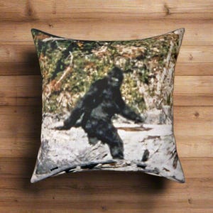 Decoratief kussen BIGFOOT | Sasquatch Yeti Cryptid | Huisdecoratie cryptozoölogie | Inclusief kussen | Comfort | Maten suqare en lendenen