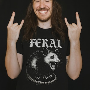 Feral Opossum T-Shirt Graphic Possum Shirt Black Tee Possum Shirt Goth Streetwear Metal Goth Punk Possum Unisex Ladies Long Sleeve Hoodie imagen 3