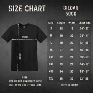 Op de afbeelding: Zwart Gildan 5000 t-shirt met een maattabel. De tabel toont maten S tot 5XL, met afmetingen in inches voor lengte, breedte en borstomvang. De tekst "SIZE CHART" en "GILDAN 5000" staan bovenaan. De opmerking zegt dat je een maat groter moet nemen voor een oversized look en een maat kleiner voor een getailleerde look.