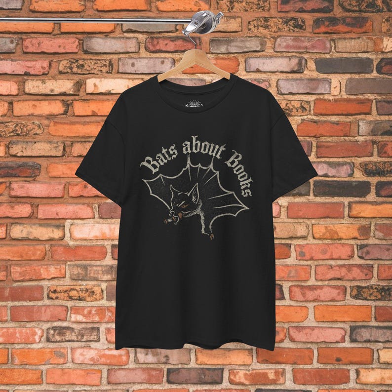 Bats About Books Shirt Gothic Book Tee Distressed Graphic Black Tee Bat Reading Shirt Goth Style Horror Reader Tee Gift For Bookworm afbeelding 2
