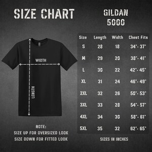Puede incluir: Tabla de tallas para camisetas Gildan 5000, que muestra las medidas en pulgadas para las tallas S a 5XL. La tabla incluye la longitud, el ancho y el ajuste del pecho.