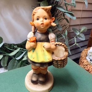 陶器製少女像 花束付き Porcelain Girl With Flower Basket Figurine - Etsy